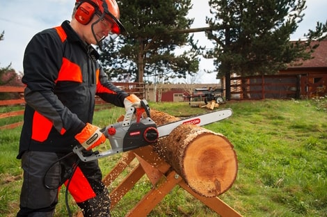Cięcie drewna pilarką elektryczną Oregon CS1500
